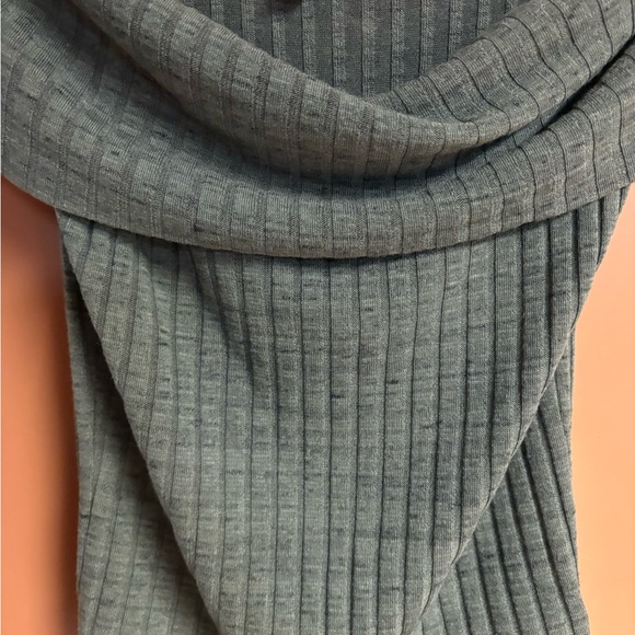 Express Off-Shoulder Ribbed Sweater - Picture 6 of 8